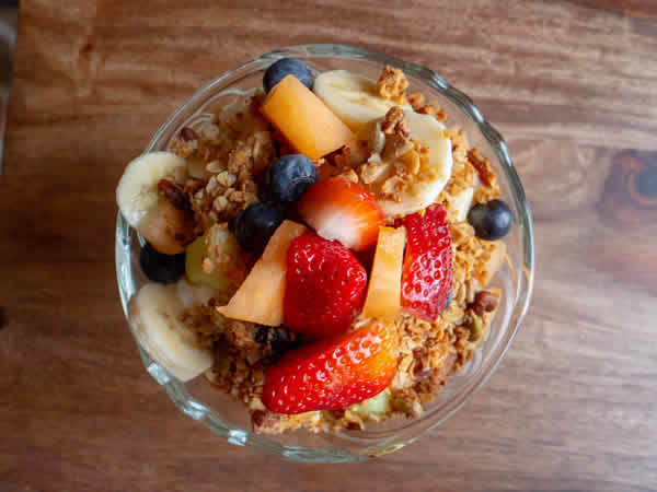 image: overhead view of bowl of fruit and yogurt
